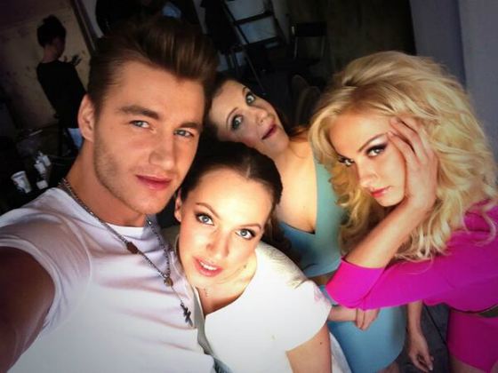 Алексей Воробьев и актрисы сериала «Деффчонки»