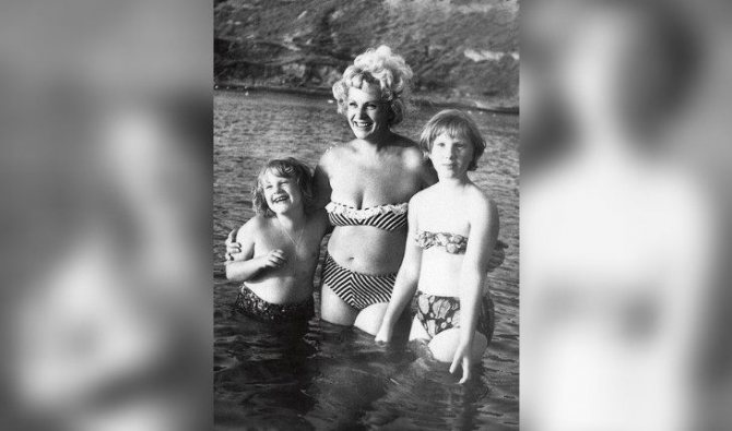 Алла Ларионова с детьми на отдыхе