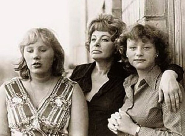 Арина Рыбникова (справа) с сестрой и матерью