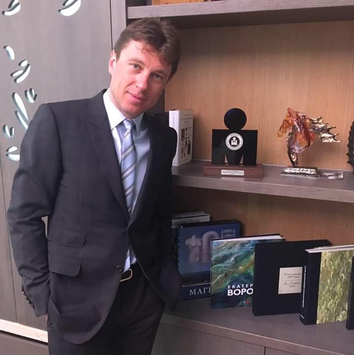 Артур Очеретный в рабочем кабинете