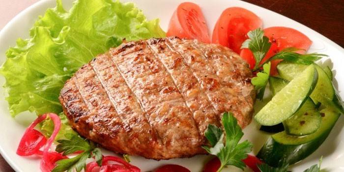 Бифштекс из рубленного говяжьего мяса