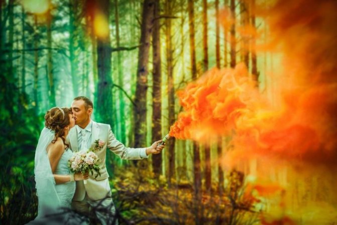 Дымовые шашки на фотосессии в лесу