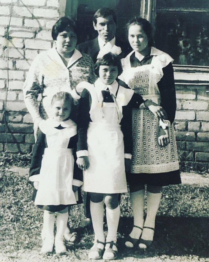 Гузель-Ахметова-в-детстве-с-семьей.jpg