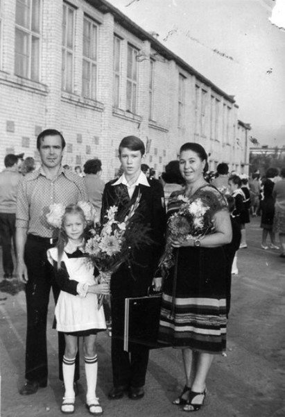 Истории родителей об участии в самодеятельности вдохновили Миронова стать актером