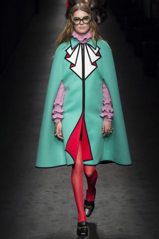 Модное пальто 2021 - пальто-накидка светло зеленых тонов фото обзор коллекции Gucci.