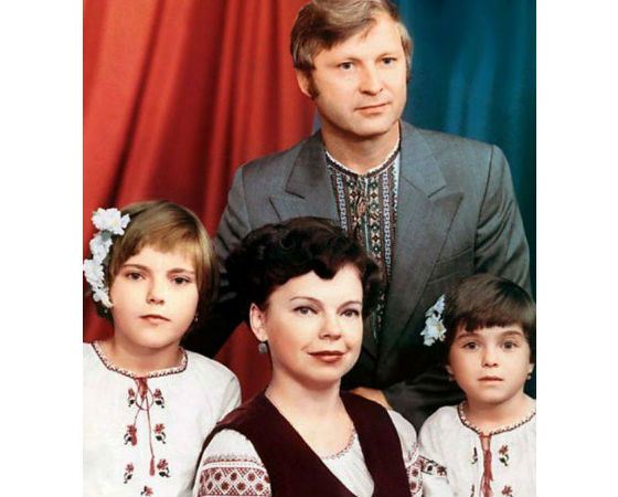 Наташа Королева (справа) с родителями и сестрой Ириной