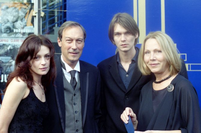 «Олег Иванович все время надо мной издевался и получал в ответ то же самое. Сейчас это назвали бы троллингом, но если копнуть глубже, это не троллинг, а любовь и забота, хоть и через шутки», — рассказывала жена Филиппа Янковского Оксана Фандера об отношениях со свекром.