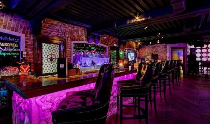 Внутри бара Boom Boom Room