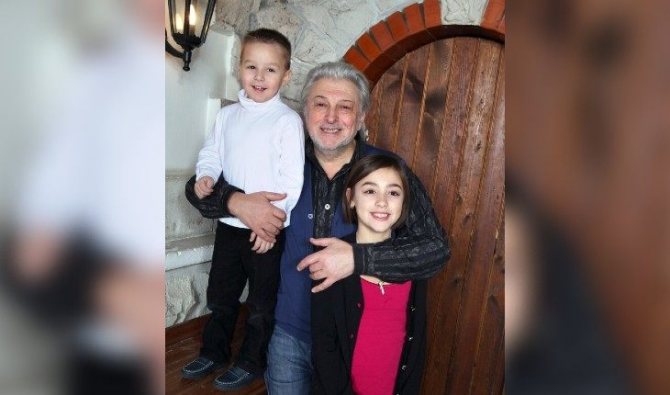 Вячеслав Добрынин с внуками